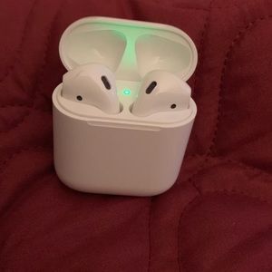 APPLE AIRPODS w/ Charging Case